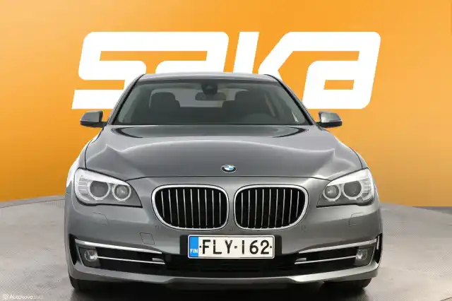 Harmaa Sedan, BMW 730 – FLY-162