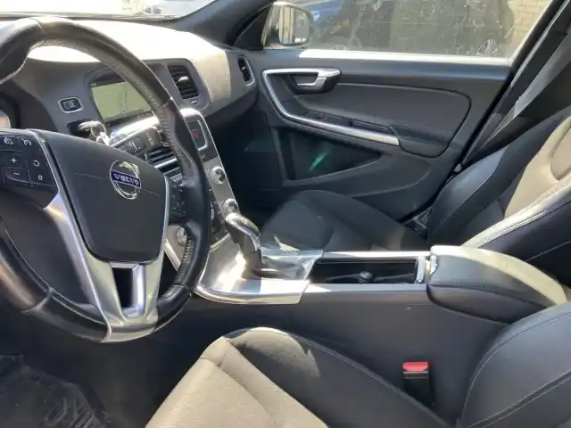 Harmaa Farmari, Volvo V60 – FMA-817