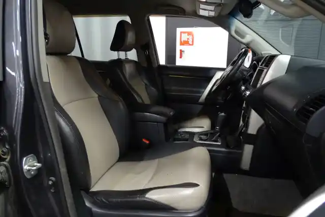 Harmaa Maastoauto, Toyota Land Cruiser – FMB-936