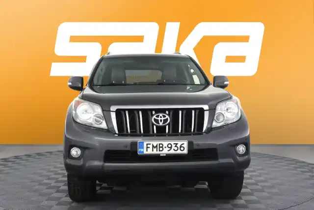 Harmaa Maastoauto, Toyota Land Cruiser – FMB-936