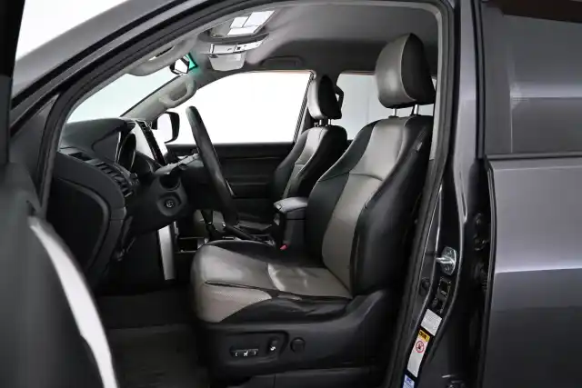 Harmaa Maastoauto, Toyota Land Cruiser – FMB-936