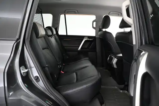Harmaa Maastoauto, Toyota Land Cruiser – FMB-936