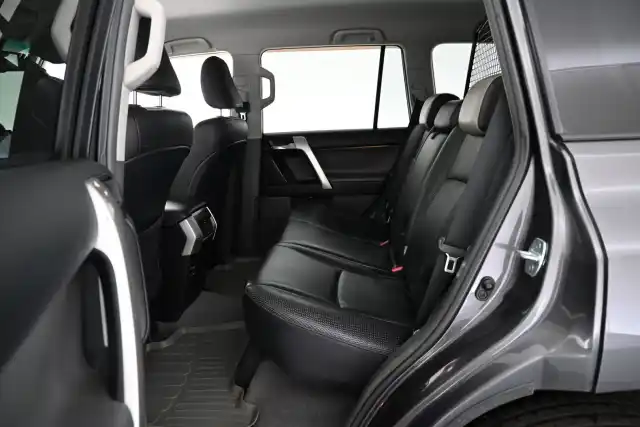 Harmaa Maastoauto, Toyota Land Cruiser – FMB-936