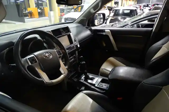 Harmaa Maastoauto, Toyota Land Cruiser – FMB-936