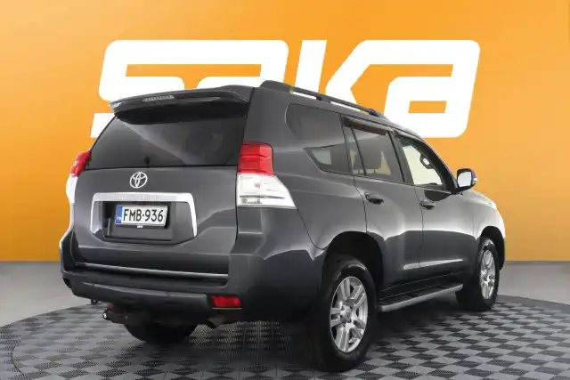 Harmaa Maastoauto, Toyota Land Cruiser – FMB-936