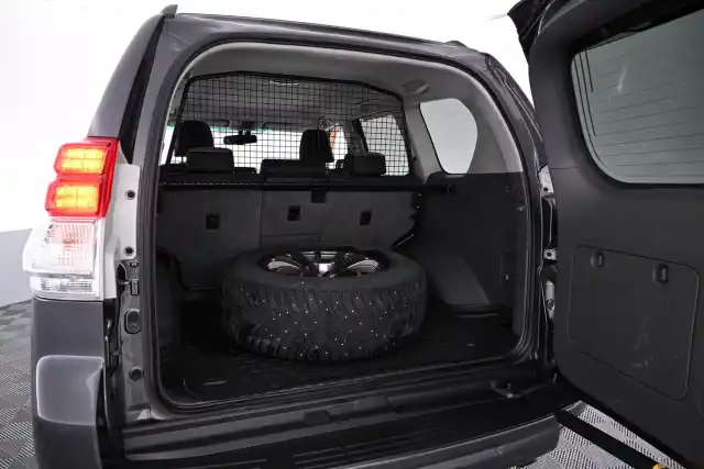 Harmaa Maastoauto, Toyota Land Cruiser – FMB-936