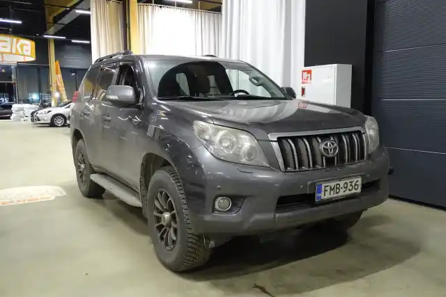 Harmaa Maastoauto, Toyota Land Cruiser – FMB-936
