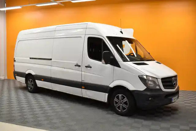 Valkoinen Pakettiauto, Mercedes-Benz Sprinter – FMC-498