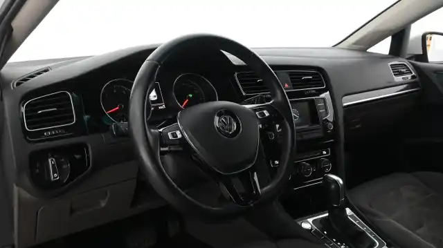 Valkoinen Viistoperä, Volkswagen Golf – FMC-800