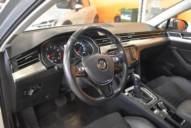 Hopea Sedan, Volkswagen Passat – FME-558