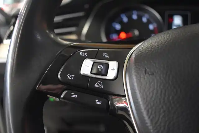 Hopea Sedan, Volkswagen Passat – FME-558
