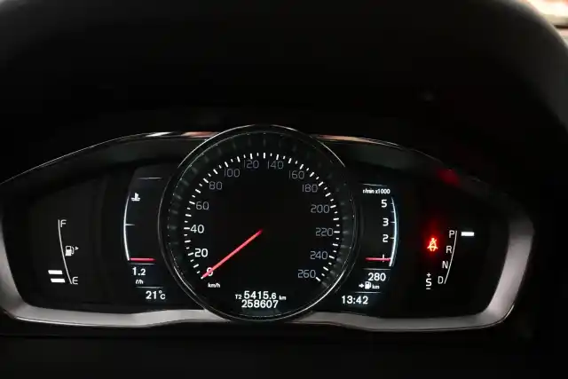Harmaa Sedan, Volvo S80 – FMF-672