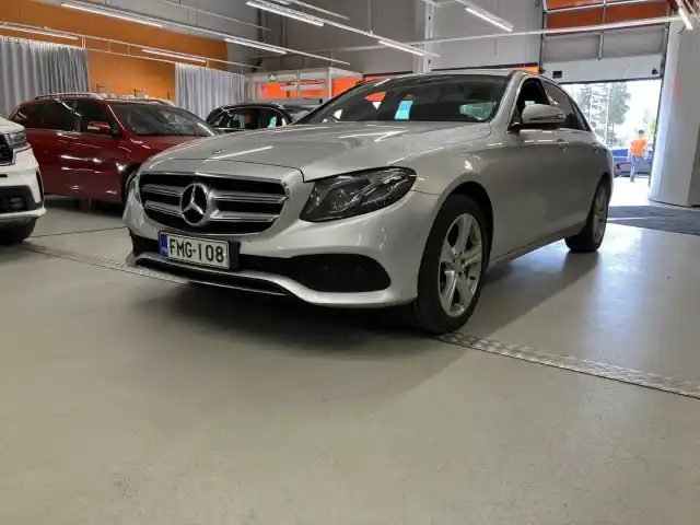 Harmaa Sedan, Mercedes-Benz E – FMG-108
