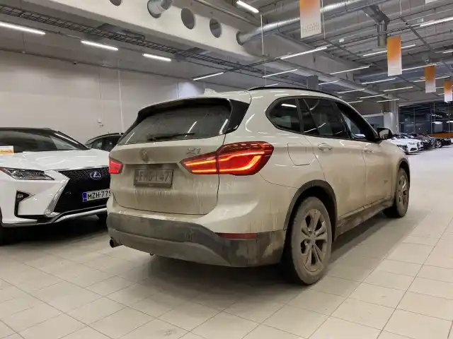 Valkoinen Maastoauto, BMW X1 – FMG-147