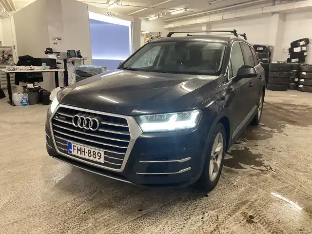 Sininen Maastoauto, Audi Q7 – FMH-889