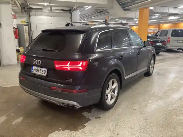 Sininen Maastoauto, Audi Q7 – FMH-889