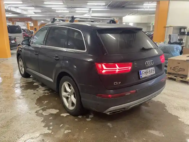 Sininen Maastoauto, Audi Q7 – FMH-889