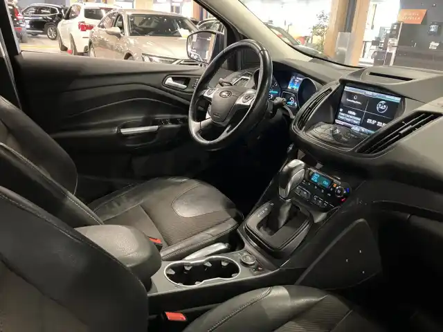 Harmaa Maastoauto, Ford Kuga – FMI-161