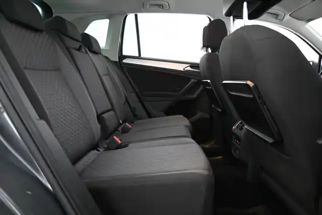 Harmaa Maastoauto, Volkswagen Tiguan – FMJ-331