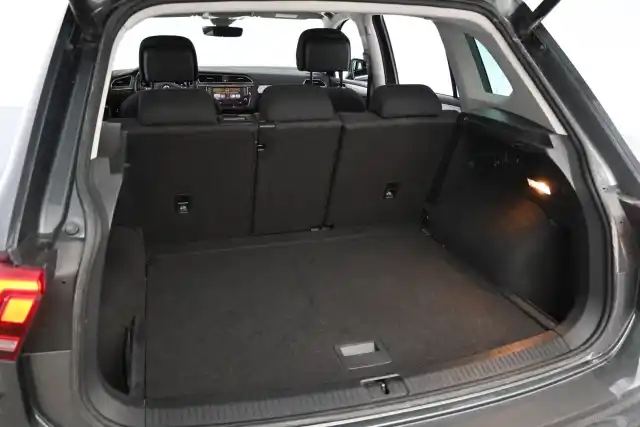 Harmaa Maastoauto, Volkswagen Tiguan – FMJ-331