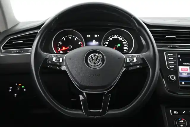 Harmaa Maastoauto, Volkswagen Tiguan – FMJ-331