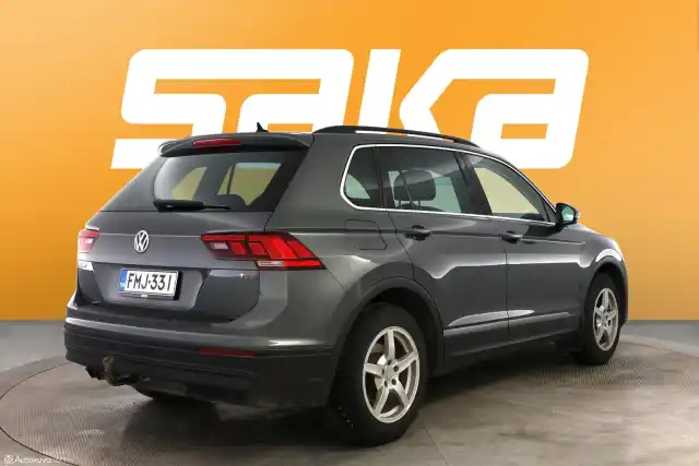 Harmaa Maastoauto, Volkswagen Tiguan – FMJ-331