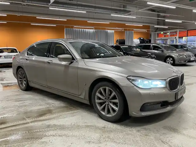 Harmaa Sedan, BMW 740 – FMM-165