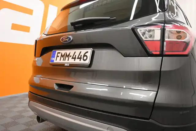 Harmaa Maastoauto, Ford Kuga – FMM-446