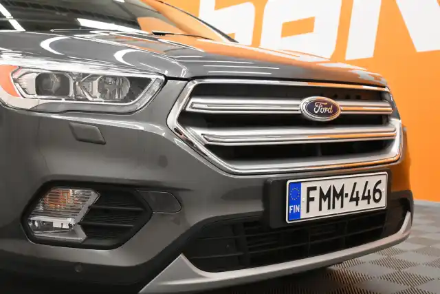 Harmaa Maastoauto, Ford Kuga – FMM-446