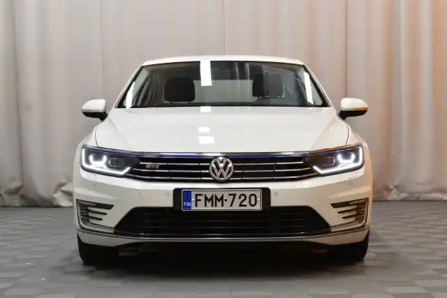 Valkoinen Sedan, Volkswagen Passat – FMM-720