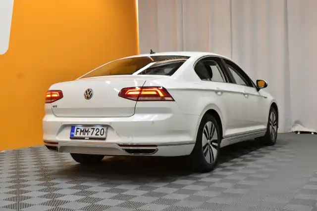 Valkoinen Sedan, Volkswagen Passat – FMM-720