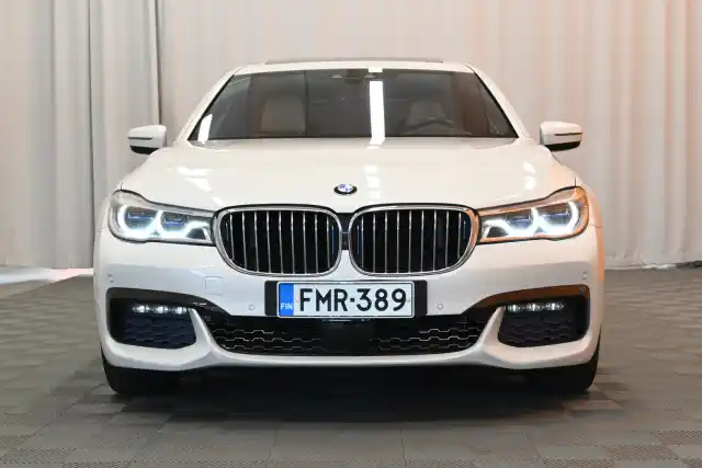 Valkoinen Sedan, BMW 740 – FMR-389