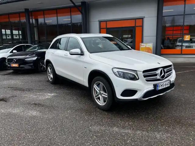 Valkoinen Maastoauto, Mercedes-Benz GLC – FMS-640