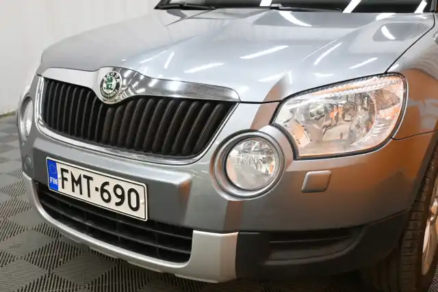 Harmaa Maastoauto, Skoda Yeti – FMT-690