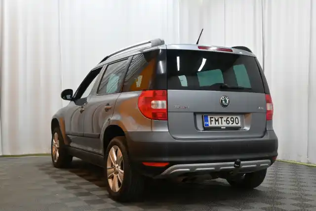 Harmaa Maastoauto, Skoda Yeti – FMT-690