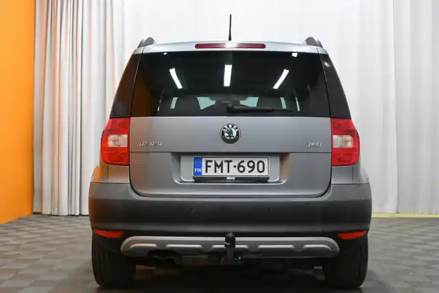 Harmaa Maastoauto, Skoda Yeti – FMT-690