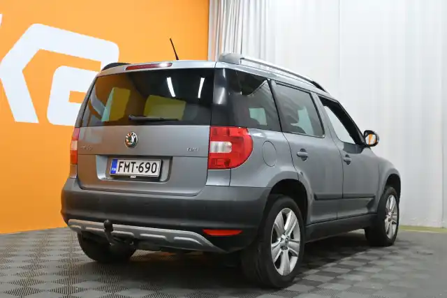 Harmaa Maastoauto, Skoda Yeti – FMT-690