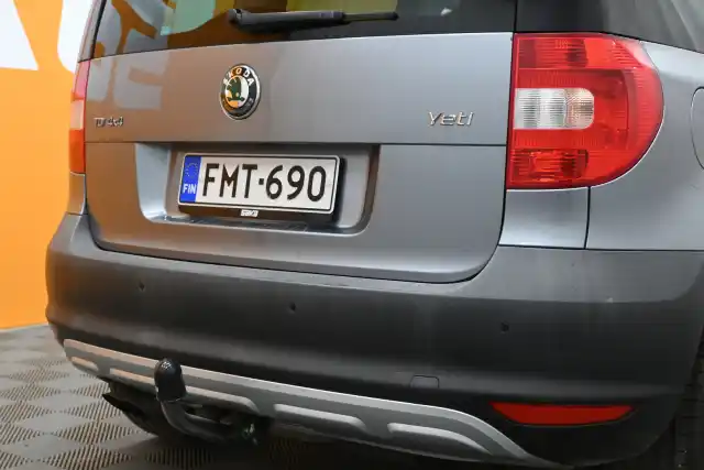 Harmaa Maastoauto, Skoda Yeti – FMT-690