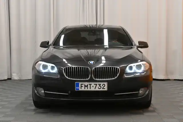 Harmaa Sedan, BMW 520 – FMT-732