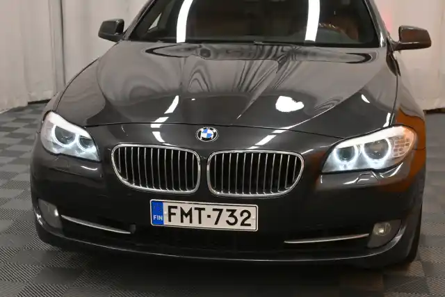 Harmaa Sedan, BMW 520 – FMT-732