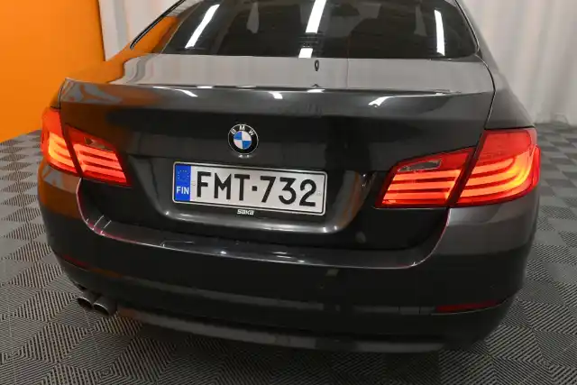 Harmaa Sedan, BMW 520 – FMT-732