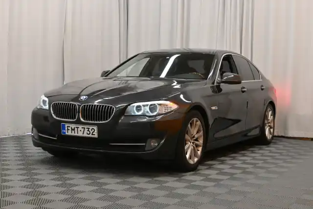 Harmaa Sedan, BMW 520 – FMT-732