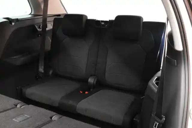 Valkoinen Maastoauto, Skoda Kodiaq – FMV-101