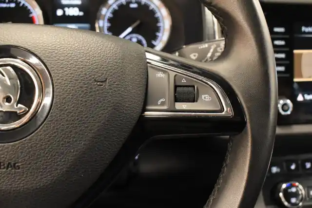 Valkoinen Maastoauto, Skoda Kodiaq – FMV-101