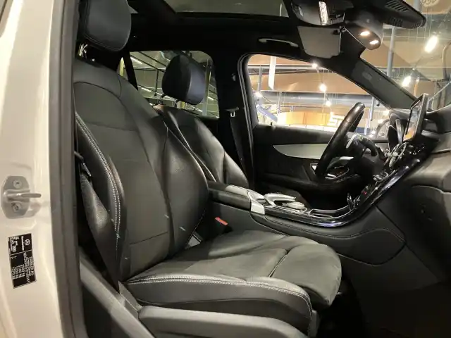 Valkoinen Maastoauto, Mercedes-Benz GLC – FMV-874