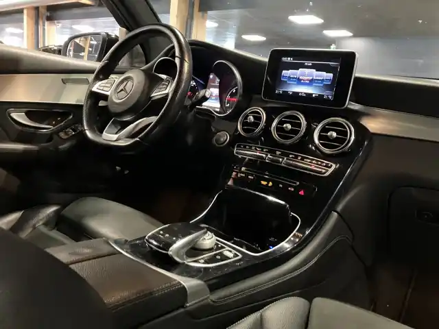 Valkoinen Maastoauto, Mercedes-Benz GLC – FMV-874