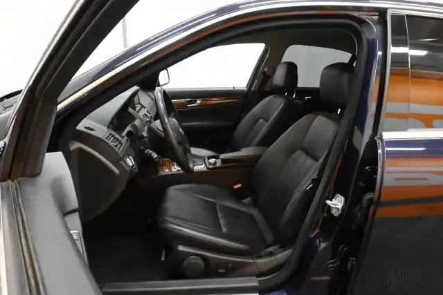 Sininen Sedan, Mercedes-Benz C – FMX-147