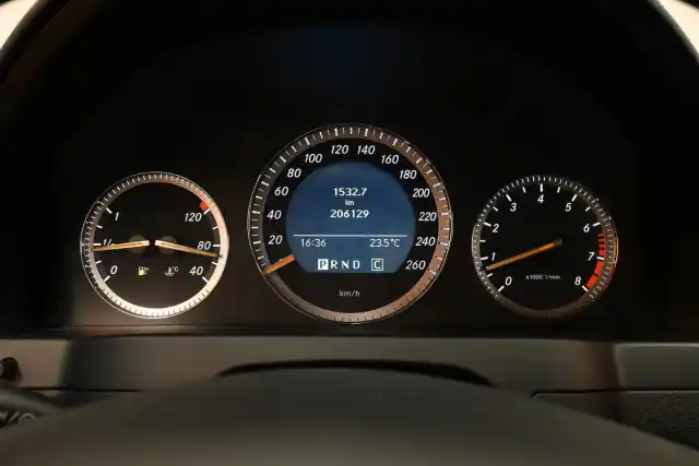 Sininen Sedan, Mercedes-Benz C – FMX-147