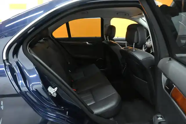 Sininen Sedan, Mercedes-Benz C – FMX-147