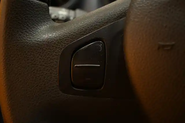 Valkoinen Pakettiauto, Opel Vivaro – FMX-281